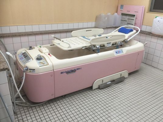 ピンク色の特殊浴槽