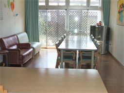 共用スペースの明るい日差し