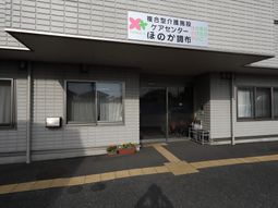 エントランスの明るい外観