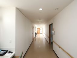 明るい廊下と部屋のドア