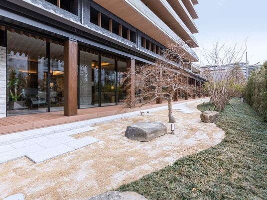 庭付きモダンな建物外観