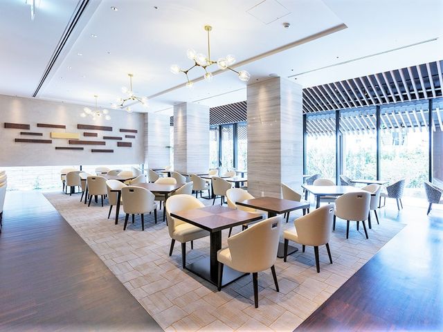 明るい快適なダイニング 食堂 ゆったりとしたダイニングルームは、日当たりがよく清潔感にあふれ、快適な食事の時間を約束します。