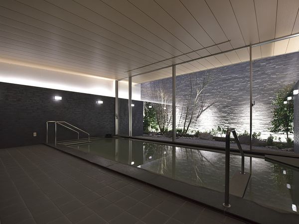 室内の緑あふれる中庭