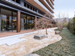 庭園のある建物外観  