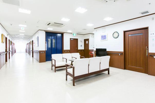 清潔な廊下と待合スペース