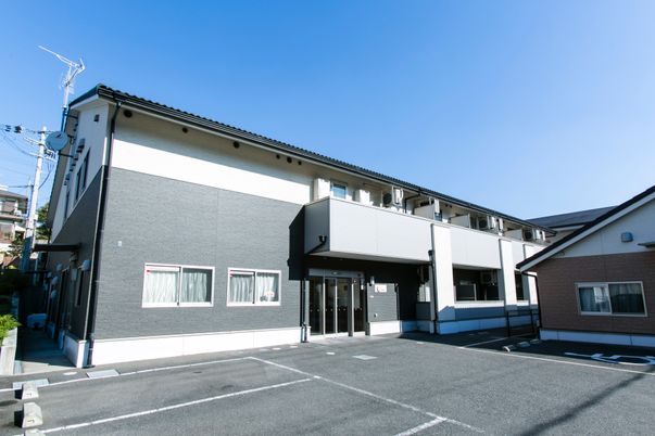 明るい外観の建物エントランス