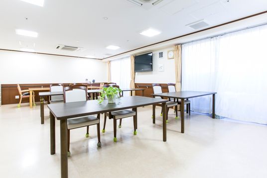 広々とした明るい食堂