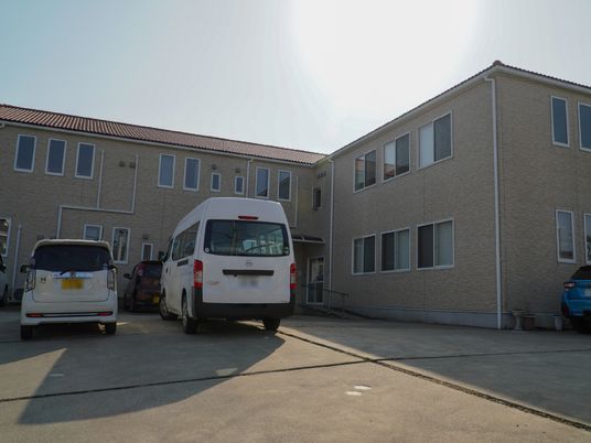 建物の外観と駐車スペース