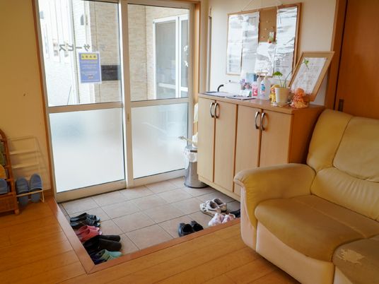 エントランスの椅子と靴置き