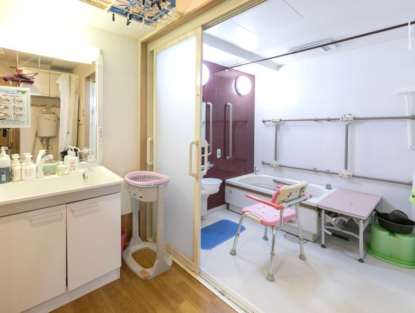 ケア用具が整った浴室