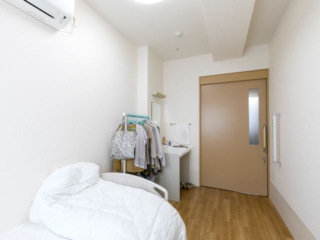 白く清潔な居室 居室 シンプルで清潔感のある居室です。必要な備品が整えられ、快適な生活空間が確保されています。