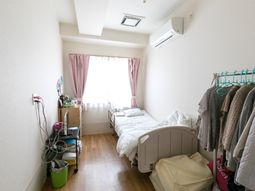 明るい個室の居室