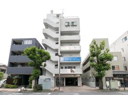 都市型の建物エントランス