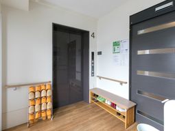 清潔な廊下とエレベーター前