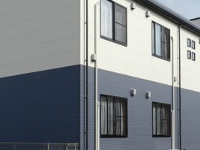建物外観 外観   白と紺の外壁が印象的な建物です。窓が複数あり、落ち着いた雰囲気が伝わります。