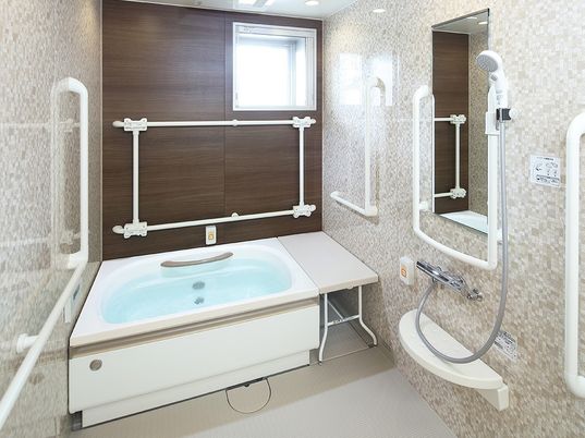 バリアフリー設計の浴室