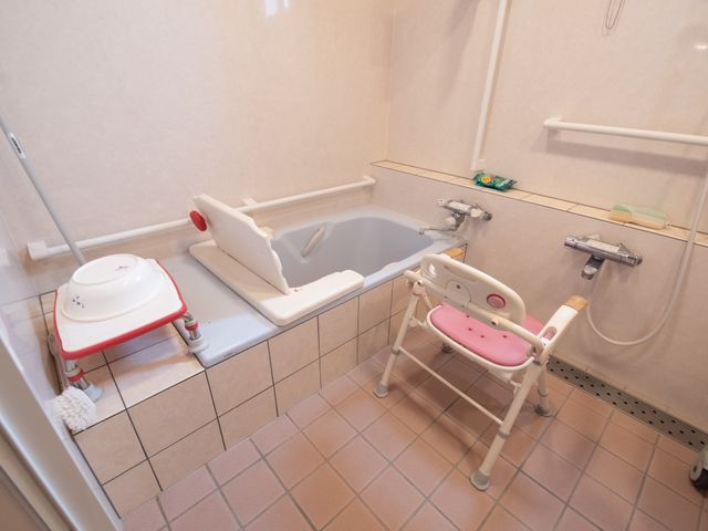 バリアフリー設計の浴室 浴室 安心してご利用いただけるよう工夫された浴室です。手すりやシャワーチェアが整備され、安全に配慮されています。