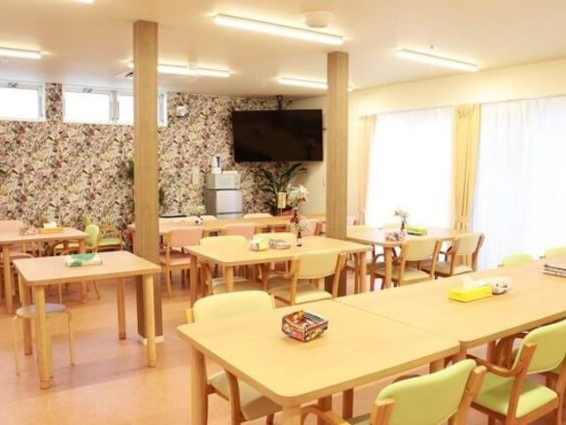 明るい食堂の様子 リビング ゆったりとした食堂は、快適な食事時間を過ごす場所です。温かみのある木のテーブルや椅子が並び、柔らかな日差しも入る設計となっています。