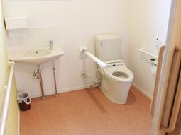 バリアフリー設計のトイレ