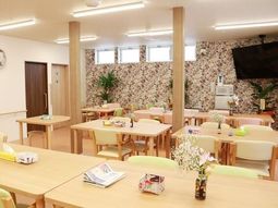 花柄壁紙のダイニング