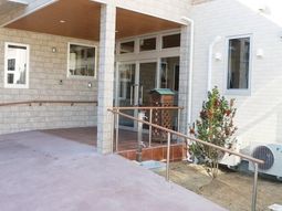 入り口周辺の明るい外観