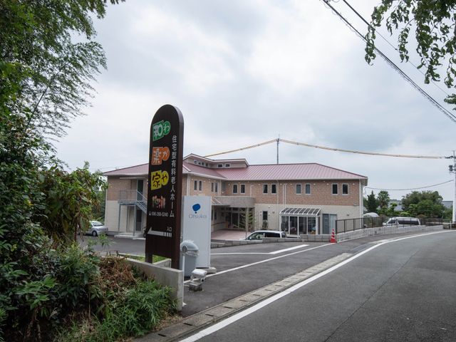 施設の外観と看板 外観 清潔感のある新しい建物前に立つ看板が目印です。活気溢れる環境でのお仕事に、ぜひご興味を持ってください。