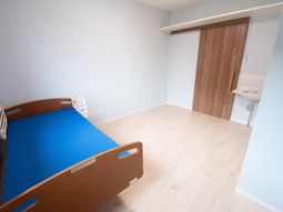 落ち着いた色合いの居室