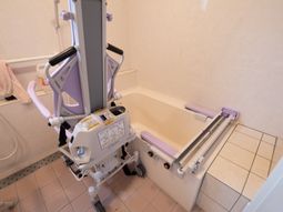 リフト付き浴槽設備