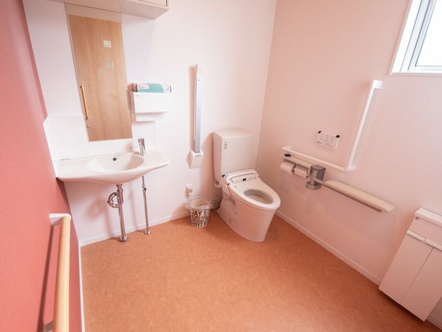 バリアフリー対応トイレ トイレ 手すりを備えた明るいトイレで、安全かつ快適にご利用いただけます。清潔感があり、細やかな配慮が感じられる空間です。