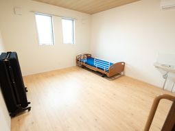 明るい個室の居室