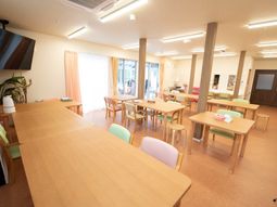 共有スペースの明るい日中