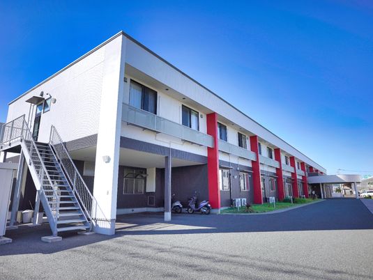 白と赤の壁の建物外観