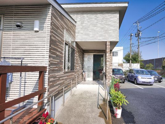 白い壁の建物入口