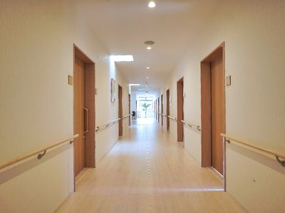 明るく清潔な廊下