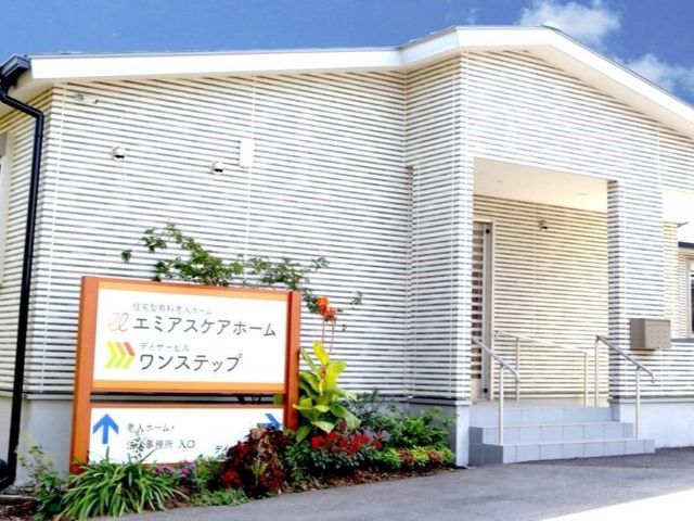 清潔な外観の施設入口 外観 手入れが行き届いた花々が迎える入口は、バリアフリー設計で、どなたでも気軽に訪れやすい明るい雰囲気です。