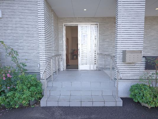 エントランスの明るい外観