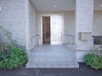 エントランスの明るい外観