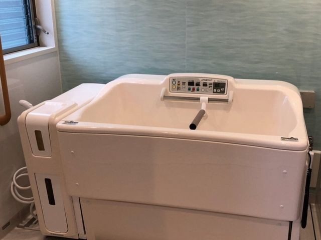 機能性高い介護用浴槽 浴槽 操作が簡単で安全性に配慮された介護用の浴槽です。心地よいバスタイムをサポートする設備が整っています。