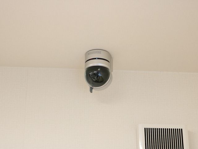 監視カメラ設置された壁面 見守りカメラ 安全を守る監視カメラが設置されていて、24時間体制で安心を提供しています。