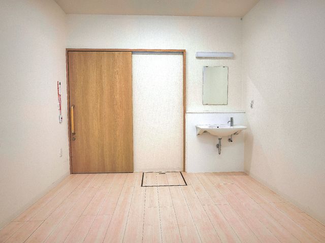 洗面台が付いた居室 居室 ゆとりのある造りの部屋には、必要な設備が整っており、洗面台も備わっているため、日々の身の回りのことも便利に行えます。