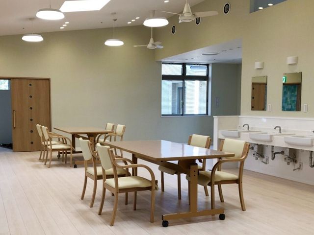 広々とした清潔な食堂 デイサービス ゆったりとした食堂で、美味しい食事を提供します。利用者様の心地良い交流の場を大切にしています。