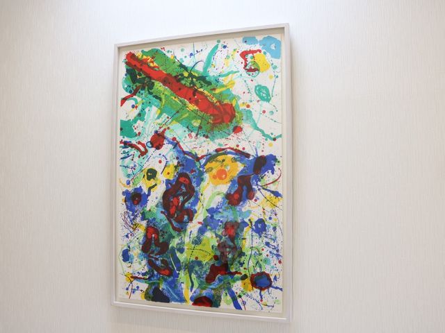 カラフルな壁掛けアート 館内のアート作品 壁に飾られたカラフルなアートが、廊下の空間に暖かみと活気をもたらしています。美しい装飾を日々の業務の中で眺める機会もあります。
