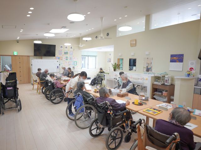 活動する人々の多目的室 共有スペース 笑顔交わるぬくもりの空間。入居者が集い、様々な活動で心豊かな時間を過ごしています。