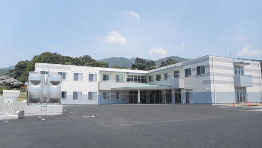 明るい外観の建物