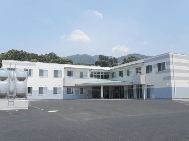 明るい外観の建物 外観 自然光が差し込む落ち着いた雰囲気の建物の前には、広々とした空間があります。