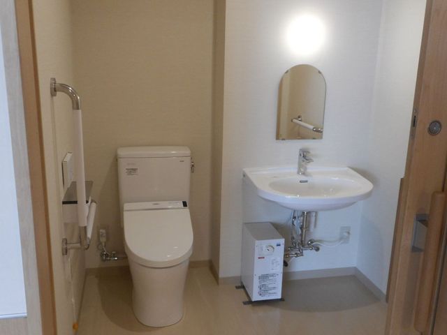 バリアフリートイレ トイレ 安全な手すりの付いた清潔感のあるトイレです。ゆったりとした配置で快適にお使いいただけます。