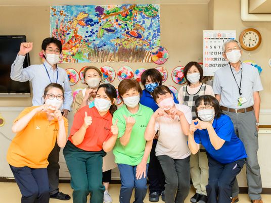 元気なスタッフ集合写真
