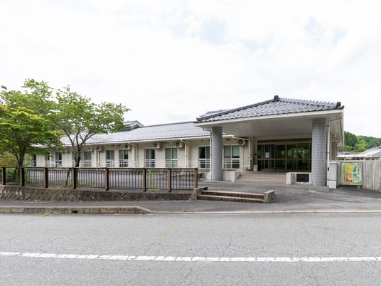 屋根付きの明るいエントランス