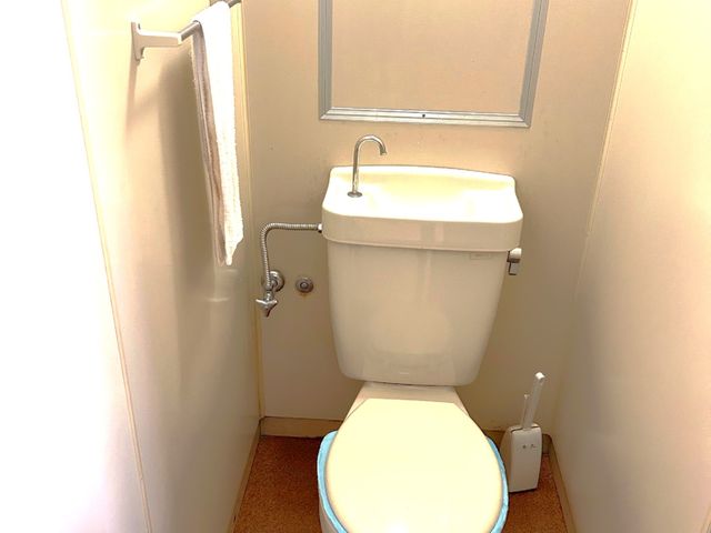 清潔なトイレ トイレ コンパクトで清潔な空間のトイレは、すっきりとしたデザインで使いやすさが考慮されています。手すりの設置も検討されています。