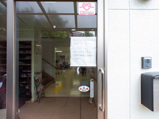エントランスの透明な扉